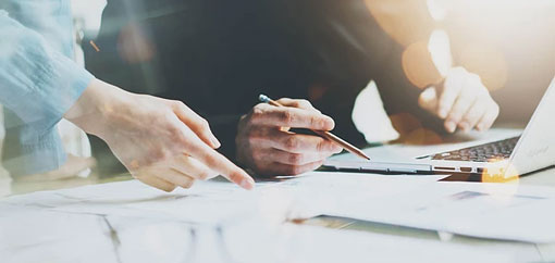 我們的貼標(biāo)機(jī)可以根據(jù)客戶(hù)的具體需求進(jìn)行定制，包括貼標(biāo)速度、標(biāo)簽尺寸、貼附位置等多個(gè)方面，滿(mǎn)足不同行業(yè)和產(chǎn)品的貼標(biāo)需求。